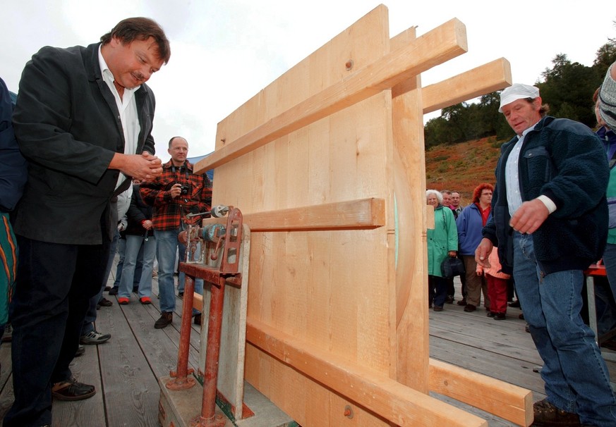 A gauche, le conseille national et notaire Maurice Chevrier et droite, Jean Marc Oberson fabriquant du fromage pesent le plus grand fromage a raclette rond du monde avec 135 kg et un diametre de 123 c ...