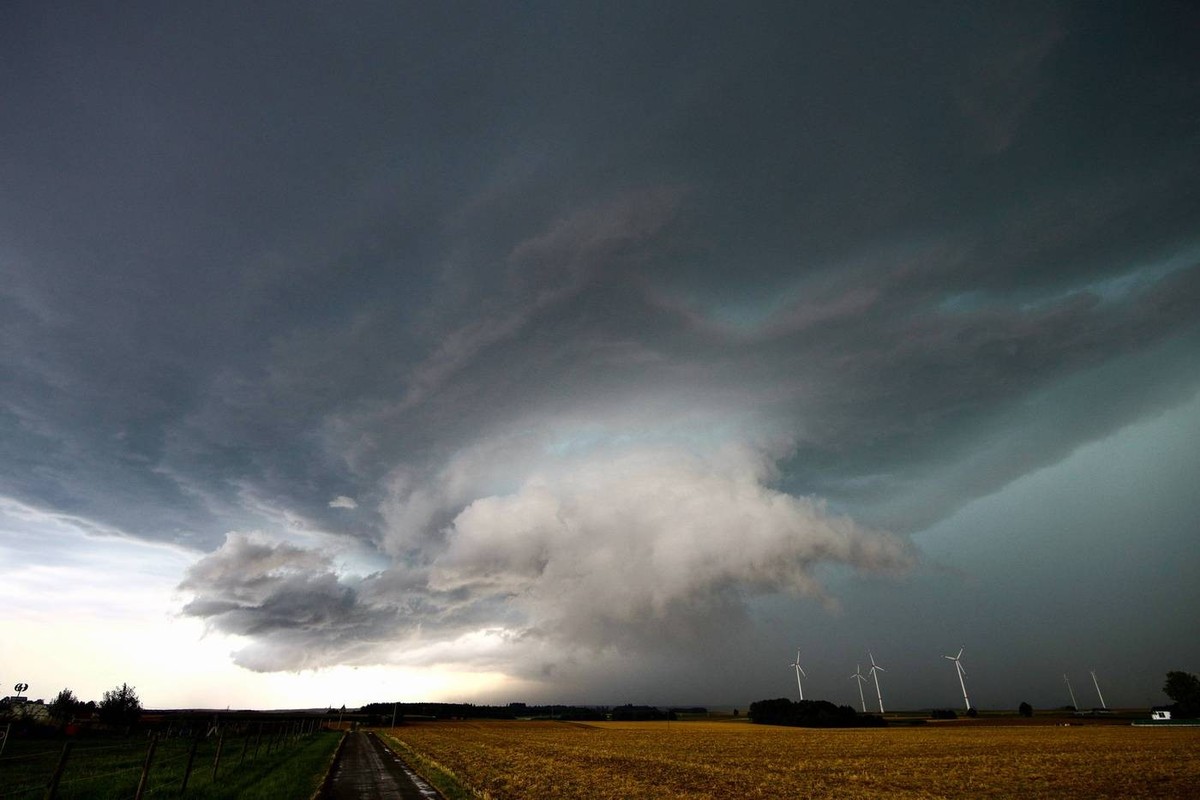 Gewitter, Eine Superzelle baut sich �ber dem Gro�raum Ulm auf. Dornstadt Baden-W�rttemberg Deutschland Dornstadt *** Thunderstorm, A supercell builds up over the greater Ulm area Dornstadt Baden W�rtt ...