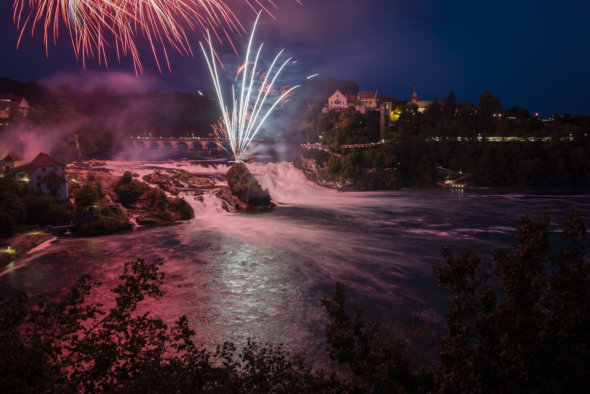 Blick auf das Feuerwerk "Fire on the rocks" am Himmel ueber dem Rheinfall, anlaesslich des Nationalfeiertags, am Dienstag, 31. Juli 2018, in Neuhausen am Rheinfall. (KEYSTONE/Melanie Duchene ...