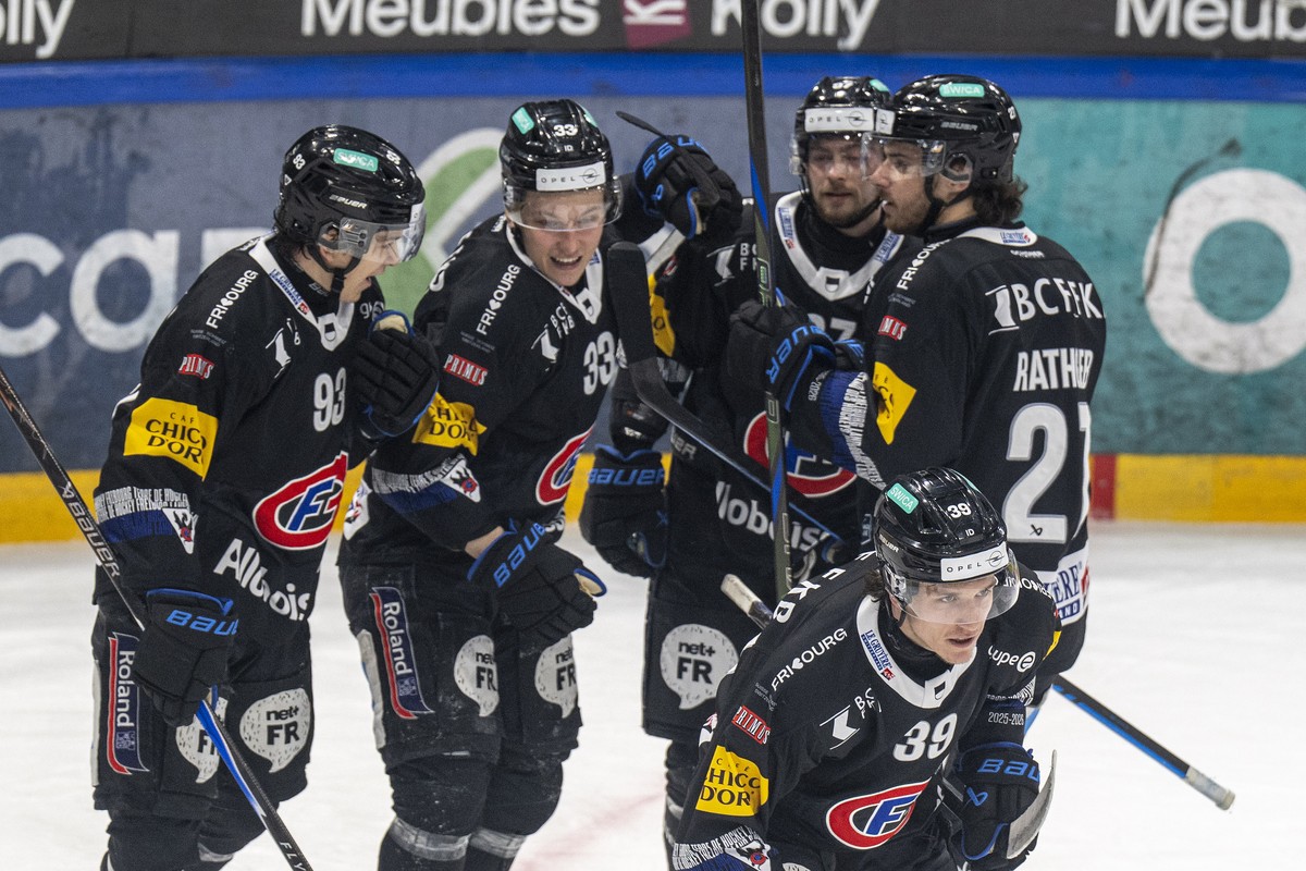 Fribourgs Spieler feiern den Treffer zum 2-0 im Spiel der Eishockey National League zwischen Fribourg-Gotteron, HCFG, und SC Rapperswil-Jona Lakers, SCRJ, vom Mittwoch, 1. April 2026 in Bcf Arena in F ...