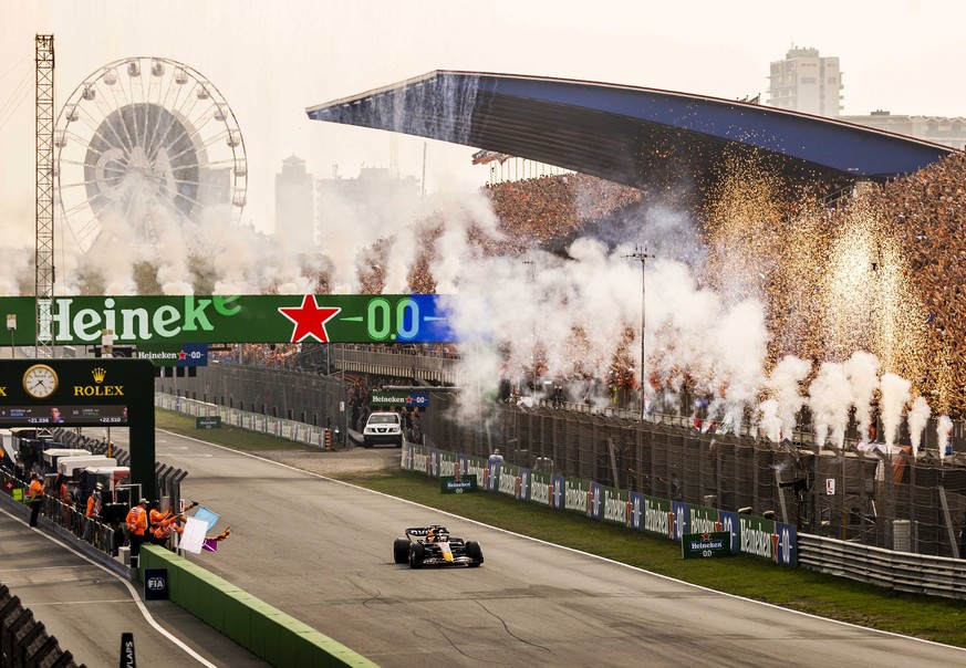 epa10159486 Dutch Formula One driver Max Verstappen of Red Bull Racing crosses the finish line to win the Formula One Grand Prix of the Netherlands at the Zandvoort Circuit in Zandvoort, Netherlands,  ...