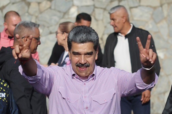 epa12524673 Venezuelan President Nicolas Maduro greets supporters during the Great March of Communal Youth in support of his government in Caracas, Venezuela, 13 November 2025. EPA/MIGUEL GUTIERREZ