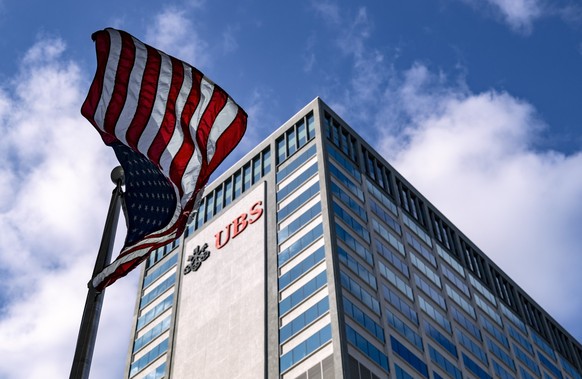 The wind blows on the US flag, in front of the logo of UBS Bank, pictured on the UBS Tower, in Nashville, Tennessee, United States of America, Monday, June 9, 2025. (KEYSTONE/Jean-Christophe Bott)