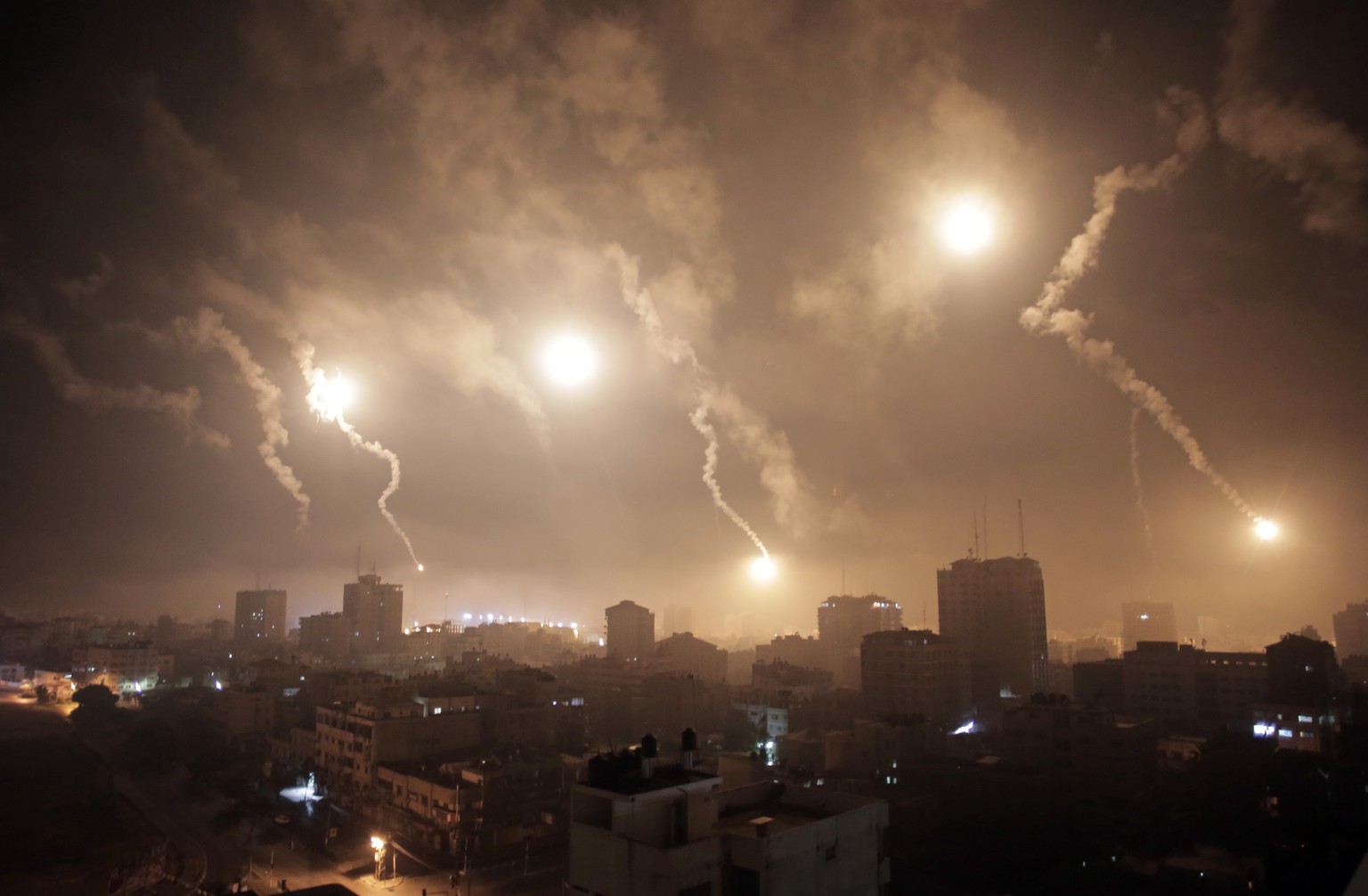 Bomben regnen auf Gaza Stadt nieder.