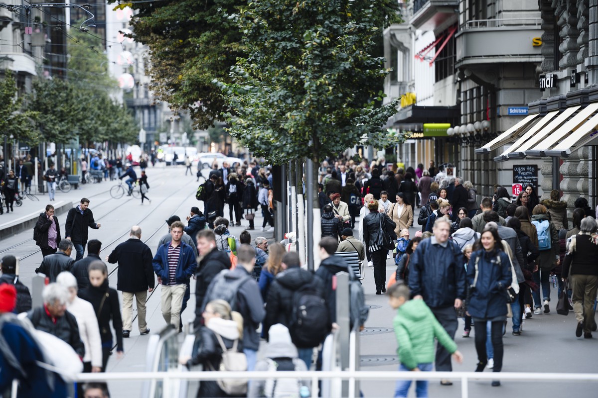 Passanten an der Zuercher Bahnhofstrasse, am Freitag, 7. Oktober 2016, in Zuerich. (KEYSTONE/Manuel Lopez)