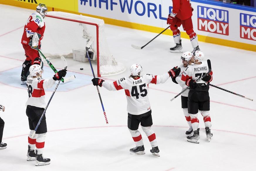 epa10644613 Switzerland&#039;s Tanner Richard (R) celebrates his goal with his teammates after scoring the 2-4 goal during the group B match between Czech Republic and Switzerland at the IIHF 2023 Ice ...