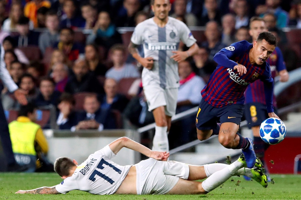 epa07117564 FC Barcelona's midfielder Philippe Coutinho (R) and Internazionale's midfielder Brozovic (L) vie for the ball during the UEFA Champions League group B soccer match between FC Bar ...