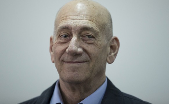epa04686236 Former Israeli Prime Minister Ehud Olmert (C) inside the District Court in Jerusalem 30 March 2015 while awaiting the verdict in the Talansky retrial. The court convicted Olmert thus rever ...