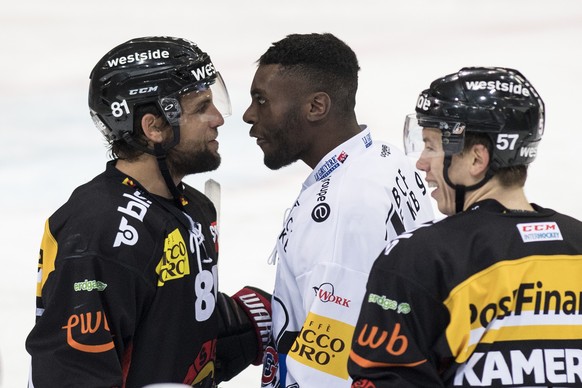 Berns Thomas Ruefenacht, links, streitet sich mit Fribourgs Nelson Chiquet im Eishockey Meisterschaftsspiel der National League zwischen dem SC Bern und dem HC Fribourg-Gotteron, am Samstag, 18. Novem ...