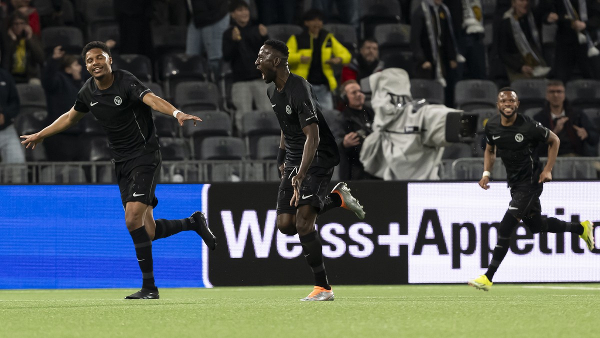Silvere Ganvoula (YB), Mitte, jubelt nach seinem Tor zum 2-0 neben Aurele Amenda (YB) und Meschack Elia (YB), im Fussball Meisterschaftsspiel der Swiss Super League zwischen Young Boys, YB, und Grassh ...