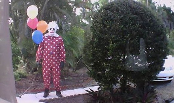 <a href="https://www.washingtonpost.com/news/morning-mix/wp/2015/11/03/this-creepy-65-year-old-clown-will-terrify-your-misbehaving-kid-for-cash/" target="_blank">«Wrinkles The Clown»</a>: Er wird in Florida für erzieherische Zwecke bestellt. Saugoof-Vorbeugung sozusagen.