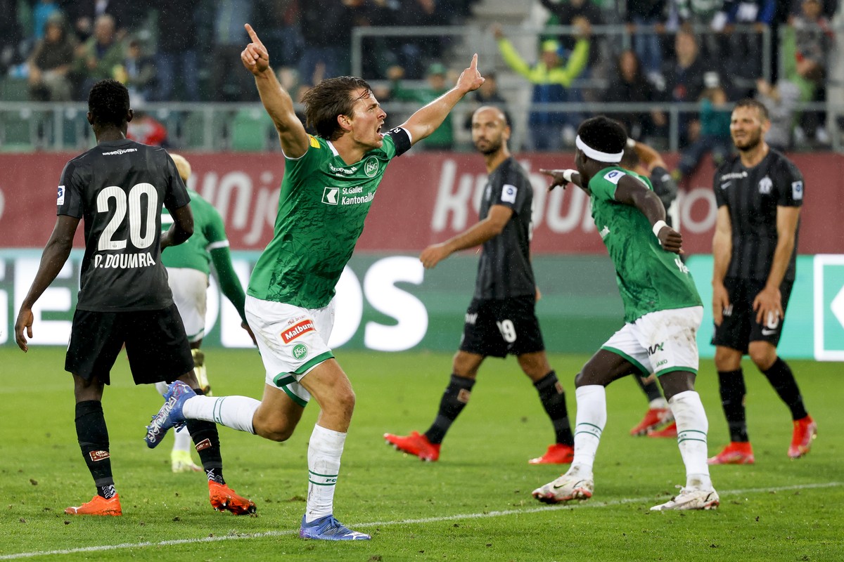St. Gallens Lukas Goertler feiert das 3:2, waehrend dem Meisterschaftsspiel der Super League zwischen dem FC St. Gallen und dem FC Zuerich, am Samstag, 28. August 2021, im Stadion Kybunpark in St. Gal ...