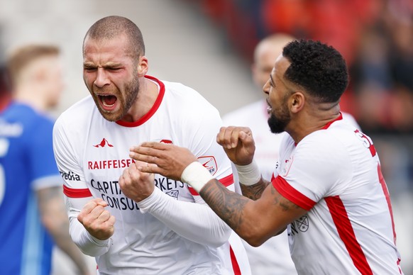 Le milieu valaisan Pajtim Kasami, gauche, celebre son but avec le milieu valaisan Carlitos, droite, lors de la rencontre de football de Super League entre le FC Sion et le FC Lucerne ce dimanche 4 mar ...