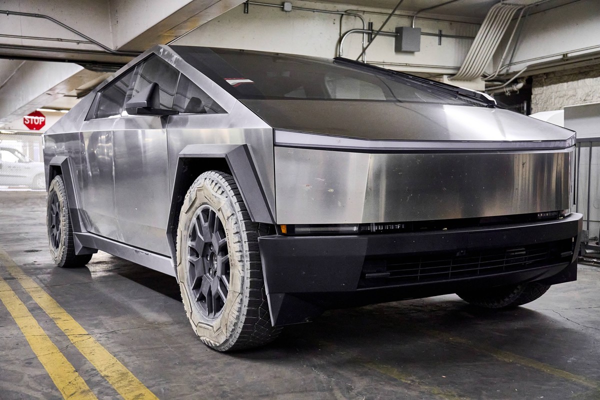 Las Vegas, Nevada, United States of America - June 3, 2024: Tesla Cybertruck electric car in an underground parking garage in Las Vegas USA *** E-Auto Tesla Cybertruck in einer Tiefgarage in Las Vegas ...