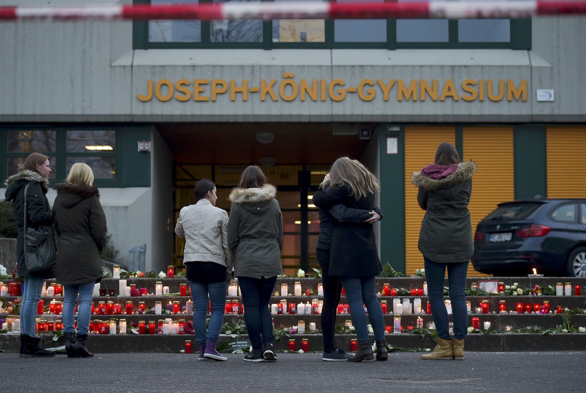Kerzen vor dem Gymnasium in Haltern.