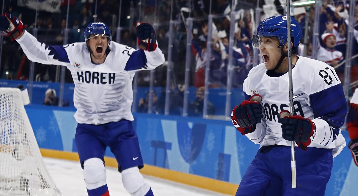 epa06528669 Minho Cho (R) of Republic of Korea celebrates after scoring a goal during the men's preliminary round match between Czech Republic and South Korea at the Gangneung Hockey Centre at th ...