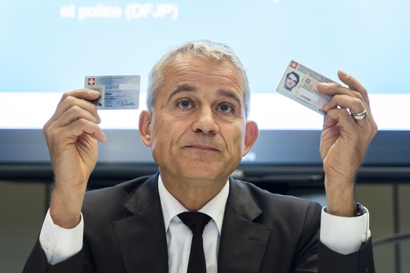 Le conseiller federal Beat Jans montre son permis de conduire et sa carte d&#039;identite lors d&#039;une conference de presse portant sur un projet pilote de permis d&#039;eleve conducteur numerique  ...
