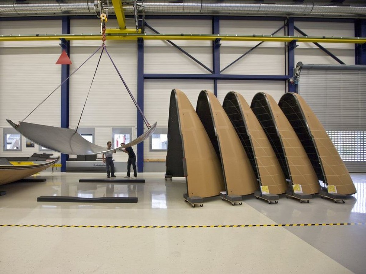 Mitarbeiter der Oerlikon Space AG in Zürich kontrollieren Nutzlastverkleidungen für Ariane 5 Trägerraketen. Solche werden nächsten Dienstag zusammen mit anderen Komponenten mit dem Satelliten EDRS-C i ...