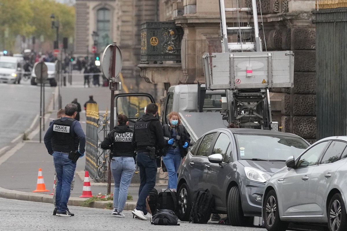 Police officers work by a basket lift used by thieves Sunday, Oct. 19, 2025 at the Louvre museum in Paris. (AP Photo/Thibault Camus)
France Louvre