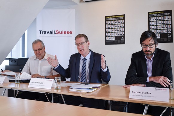 Nationalrat Adrian Wuethrich, SP-BE, Praesident Travail.Suisse, mitte, spricht an der Seite von Nationalrat Jacques-Andre Maire, SP-NE, Vize-Praesident Travail.Suisse, links, und Gabriel Fischer, Leit ...