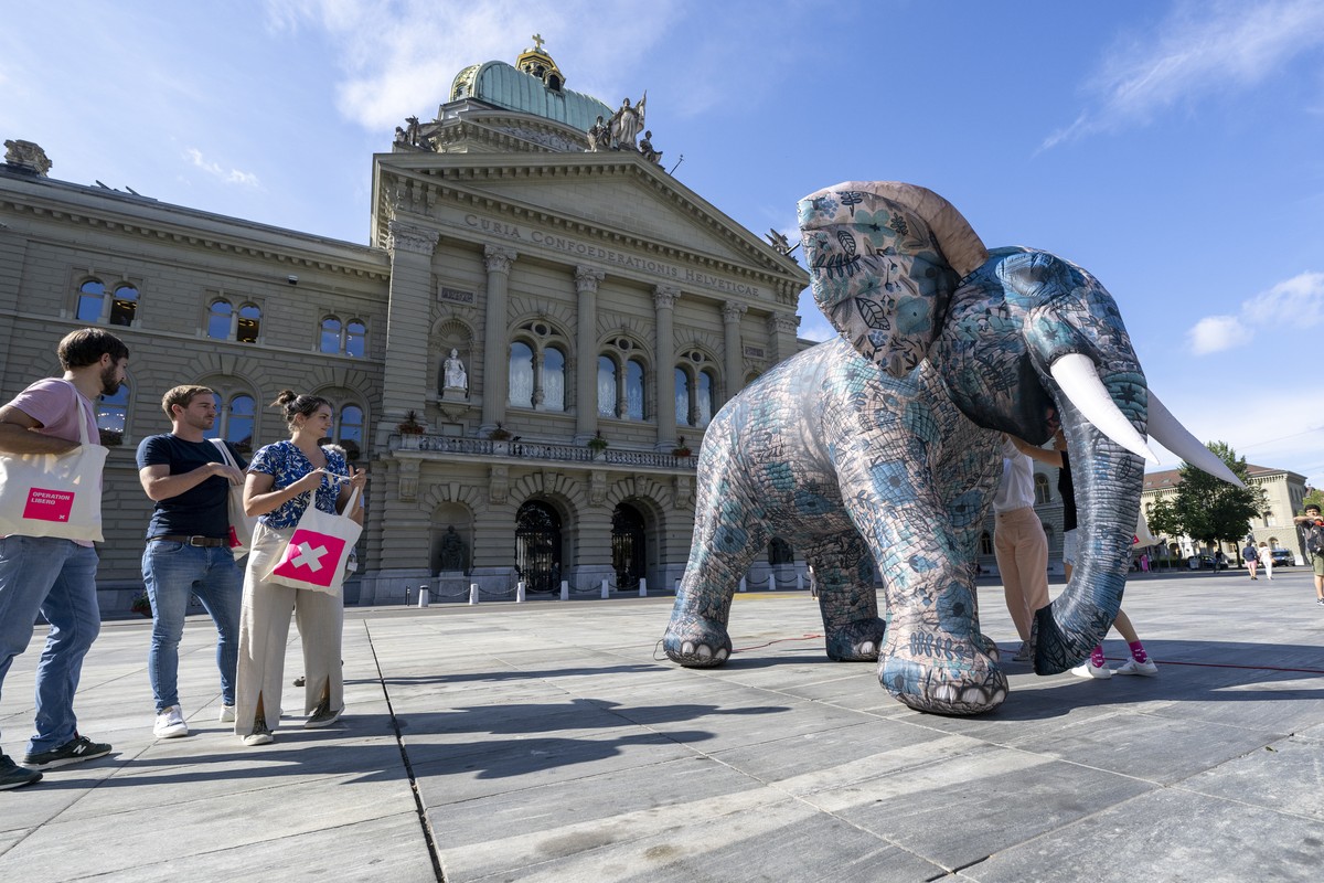 Aktion von Operation Libero mit einem "Europafant" auf dem Bundesplatz in Bern, am Montag, 15. August 2022. Die Aussenpolitische Kommission des Staenderates befasst sich Anfang Woche mit dem ...