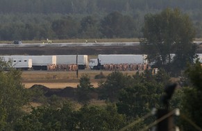 Die Lastwagen in der Nähe eines Luftwaffenstützpunkts in bei der russischen Stadt Woronesch.