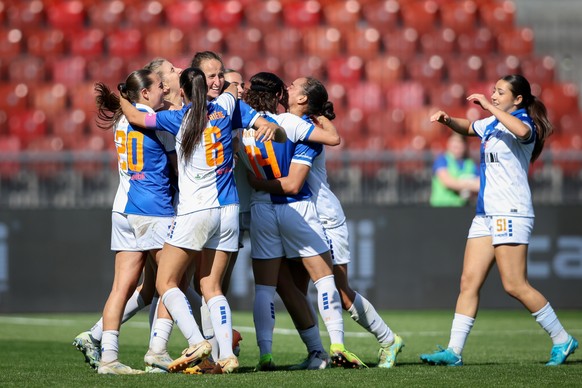 Torjubel GC nach dem 1:0 waehrend dem Hinspiel des Finalspiels der Women?s Super League zwischen dem Grasshopper Club Zuerich und dem BSC Young Boys am Sonntag, 11. Mai 2025, im Stadion Letzigrund in  ...