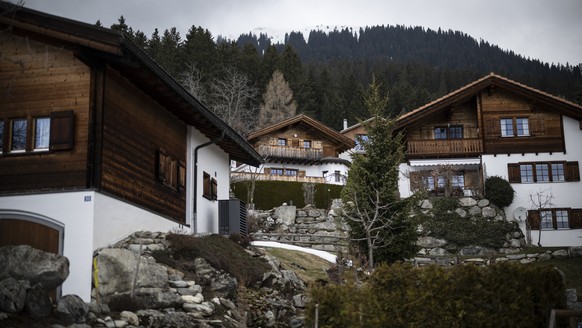 Geschlossene Fensterlaeden an einer Ferienwohnung, am Montag, 4. Maerz 2024, in Brigels. (KEYSTONE/Gian Ehrenzeller)