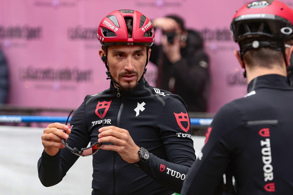 epa11980712 French rider Julian Alaphilippe of Tudor Pro Cycling Team, before the start of the Milano - Sanremo one-day cycling classic from Pavia to Sanremo, Italy, 22 March 2025. EPA/Roberto Bettini