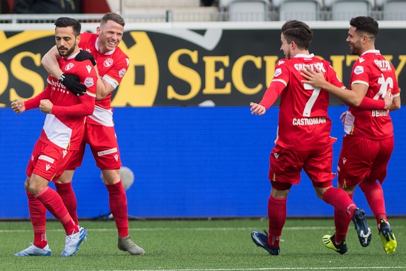 Thuns Matteo Tosetti, links, jubelt ueber sein Tor zum 2:0 mit Thuns Stefan Glarner, Miguel Castroman und Leonardo Bertone, von links, waehrend des Fussball Meisterschaftsspiels der Super League zwisc ...