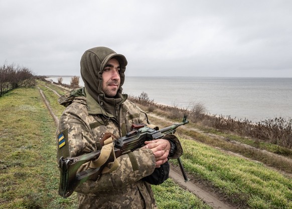 A Ukrainian soldier observes the banks of the Dnieper in the Kherson region. PUBLICATIONxINxGERxSUIxAUTxONLY SadakxSouicix/xLexPictorium LePictorium_0270963