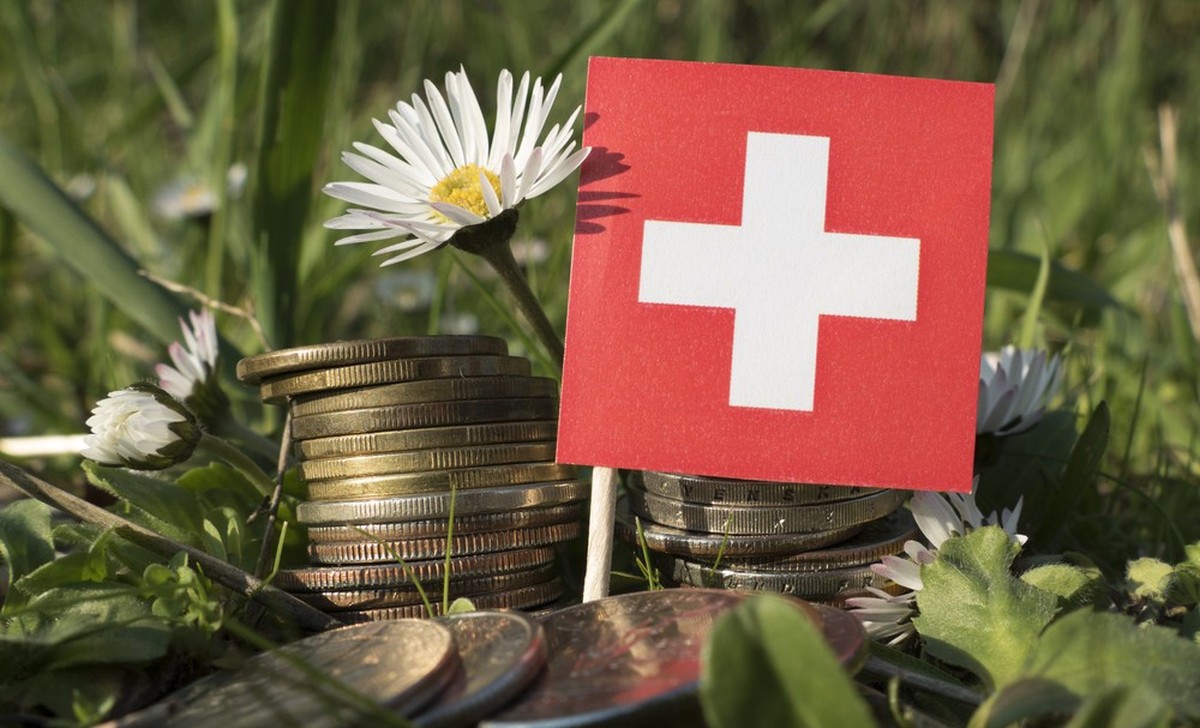 Avantages et inconvénients d'intégrer les primes maladies aux impôts en Suisse.