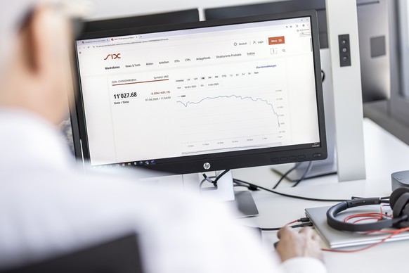 Ein Mitarbeiter der SIX zeigt den aktuellen SMI auf einem Bildschirm bei der Neuen Boerse Zuerich-West des SIX-Hauptsitzes an der Pfingstweidstrasse, .aufgenommen am Montag, 7. April 2025 in Zuerich.  ...