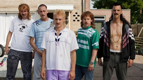 Corona-Krawallen in Holland: Lage bleibt angespannt ++ Polizei nimmt Randalierer fest\nIn Maastricht versammelten sich mehrere hundert Fans nach Medienberichten im Zentrum, um die Stadt zu schützen: