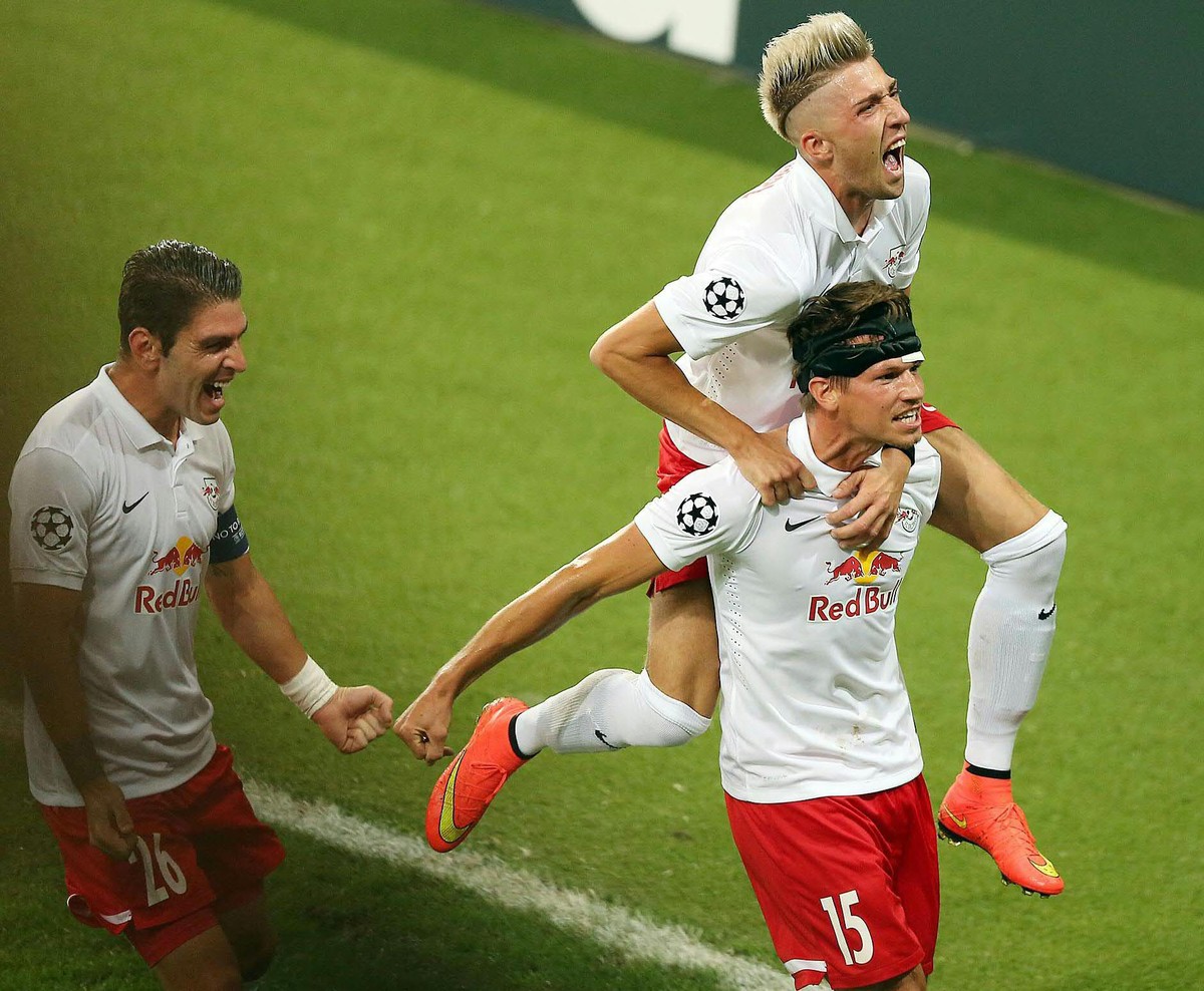 Franz Schiemer (#15), Jonatan Soriano (l.) und Kevin Kampl feiern das 1:0.
