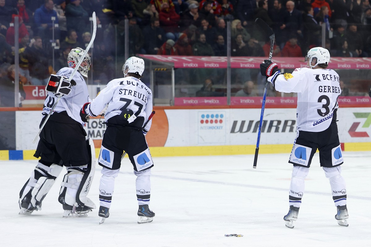 Torhueter Reto Berra (HCFG), Maximilian Streule (HCFG) und Jeremi Gerber (HCFG), von links, freuen sich ueber den Sieg in der Verlaengerung im ersten Eishockey Playoff Viertelfinalspiel der National L ...