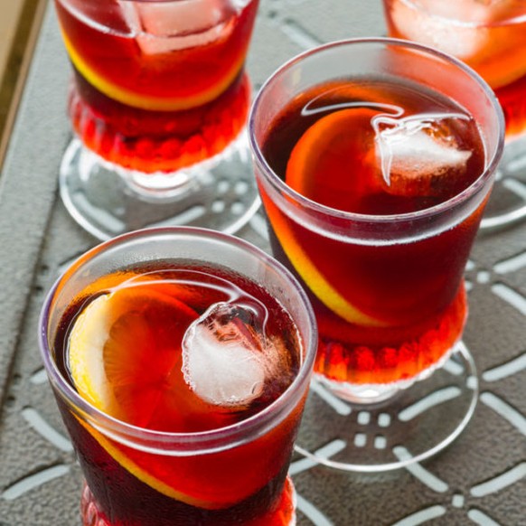 gin and dubonnet cocktail drink trinken alkohol queen elizabeth II. https://theframedtable.com/2013/08/07/gin-dubonnet-cocktail/