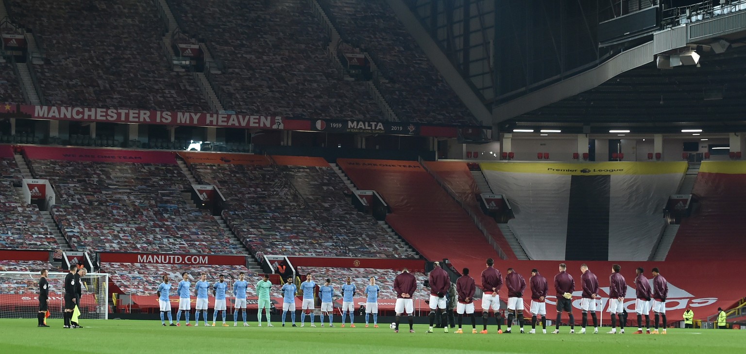 epa08923341 Manchester City and Manchester United players stand during a minute's silence in memory of English footballer Colin Bell who passed away 05 January 2021 during the English Carabao Cup semi ...