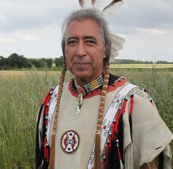 Indianerhäuptling Chief Dancing Thunder.