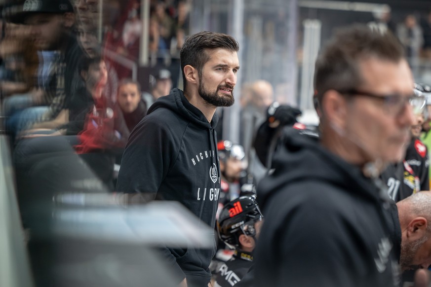 Lugano&#039;s Head coach Luca Gianinazzi during the preliminary round game of National League Swiss ice hockey Championship 2022/23 between the HC Lugano and HC Ambri-Piotta at the Corner Arena in Lug ...