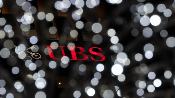 10.12.2021, Hessen, Frankfurt/Main: Das Logo der UBS Group AG auf dem Sitz der Bank in der Frankfurter Innenstadt. Ein Pariser Berufungsgericht hat die Vorw
