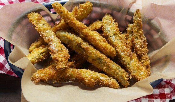 fried dill pickle spears frittierte essiggurken USA rezepte südstaaten https://www.delish.com/cooking/recipe-ideas/recipes/a48094/fried-pickles-recipe/