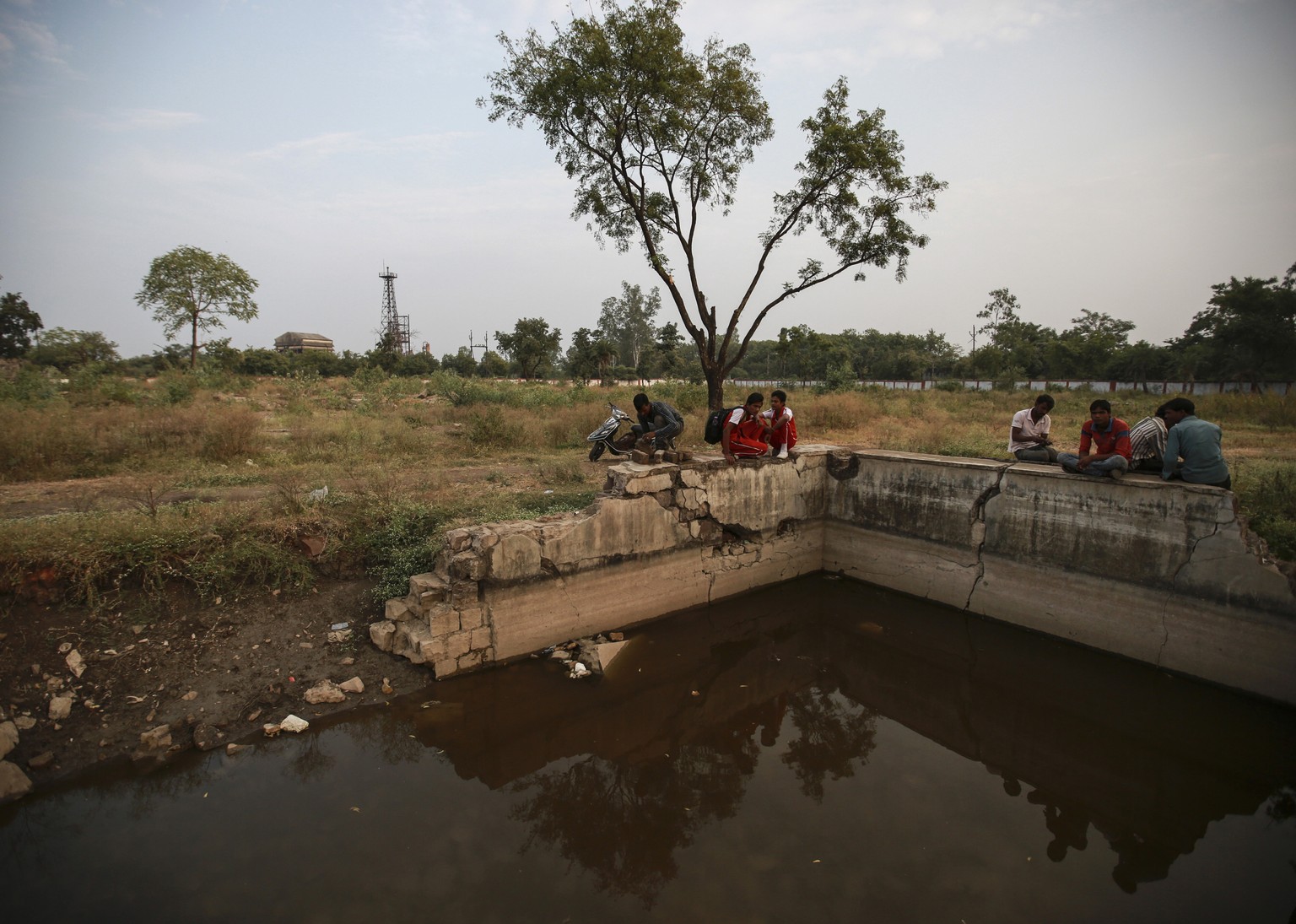 Wasserstelle ausserhalb von Bhopal. Im Hintergrund die Überreste des Fabrikgeländes.