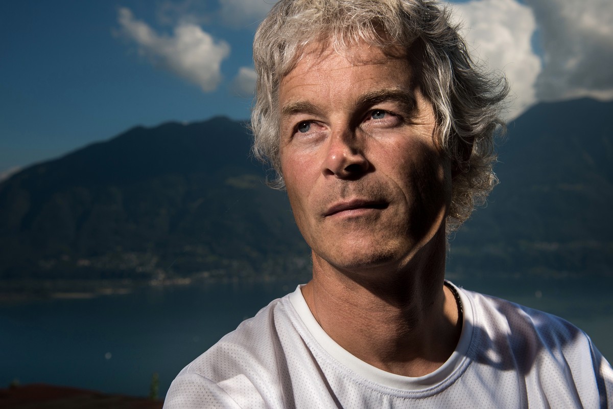 Der Schwimmer Ernst Bromeis posiert fuer den Fotografen an einer Pressekonferenz ueber sein Vorhaben von Tenero ins Zentrum von Mailand zu schwimmen am Mittwoch, 26. August 2015, in Brione sopra Minus ...