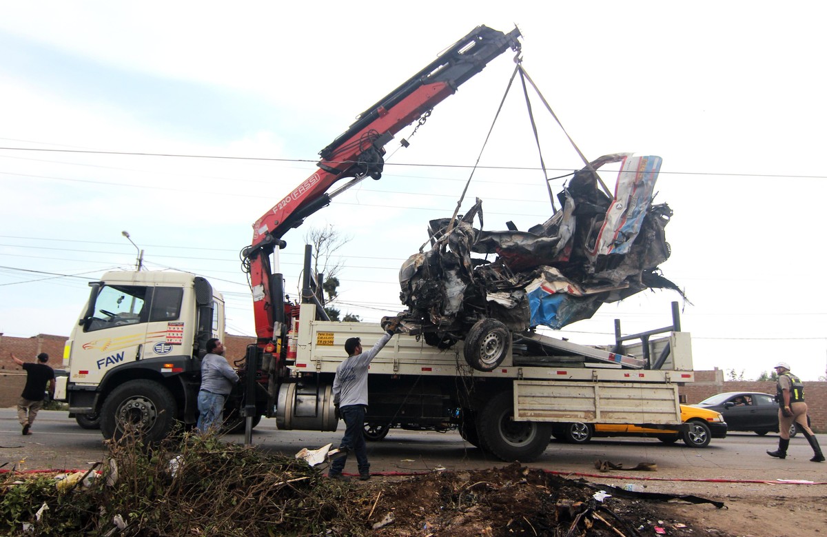 epa05811529 A crane llifts an SUV after truck, a motorcycle and theSUV crashed leaving 16 people dead in Trujillo, Peru, 23 February 2017. EPA/Stringer