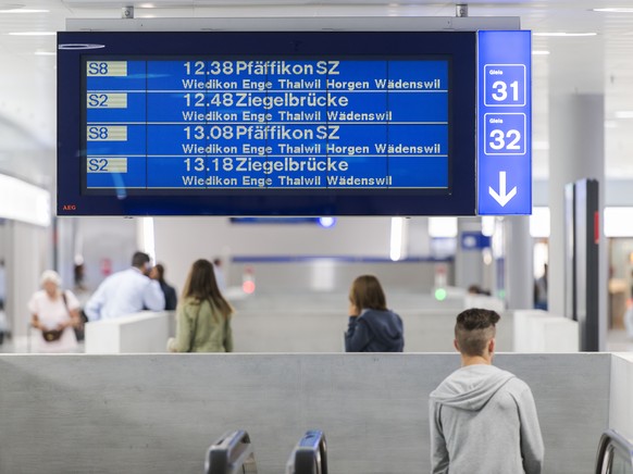 ZUR MK DER SBB ZUM FAHRPLANWECHSEL 2015 STELLEN WIR IHNEN AM DIENSTAG, 26. MAI 2015, FOLGENDES ARCHIVBILD ZUR VERGFUEGUNG - Electronic timetable at Loewenstrasse train station in Zurich Main Station,  ...