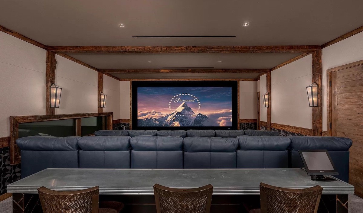 crazy villa mit gokartbahn in gilbert arizona für 20 millionen https://www.zillow.com/homedetails/21423-S-147th-St-Gilbert-AZ-85298/59261224_zpid/