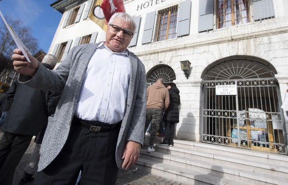 Le maire de Moutier Marcel Winistoerfer pose avec ses bulletins de vote avant d&#039;aller voter a l&#039;Hotel de Ville lors du resultat des des elections a la mairie de la ville du jura bernois de M ...