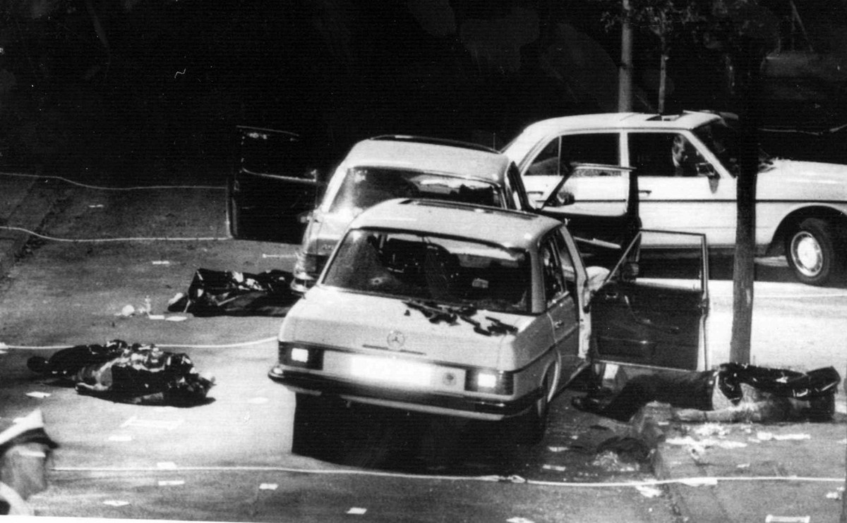 Polizisten untersuchen die Stelle in Koeln, an der vor zwanzig Jahren, am 5. September 1977, der deutsche Arbeitgeberpraesident Hanns-Martin Schleyer von einem Kommando der Roten Armee Fraktion RAF en ...