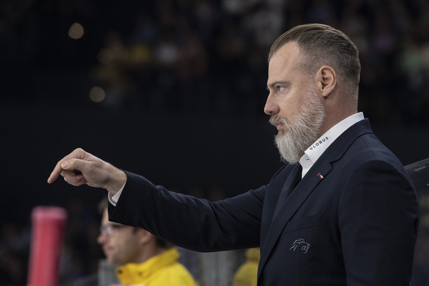 Der Head Coach des ZSC, Rikard Groenborg beim Eishockey Meisterschaftsspiel in der Qualifikation der National League zwischen den ZSC Lions und dem HC Davos vom Freitag, 13. September 2019 in Zuerich. ...